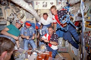 STS-86 and Mir-24 crews in the Base Block module during their first meal and gift exchange 